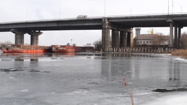 Rivière Pont Les Navires Sous Pont Paysage Avec Glace Navires — Video