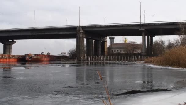 River Bridge Ships Bridge Landscape Ice Ships Concrete Bridge River — Stock Video