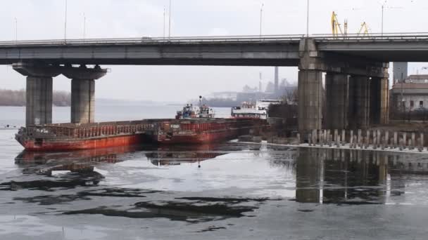 Folyó Híd Hajók Híd Alatt Tájkép Jéggel Hajókkal Betonhíd Folyón — Stock videók