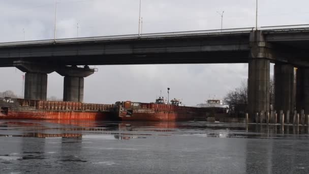 Folyó Híd Hajók Híd Alatt Tájkép Jéggel Hajókkal Betonhíd Folyón — Stock videók