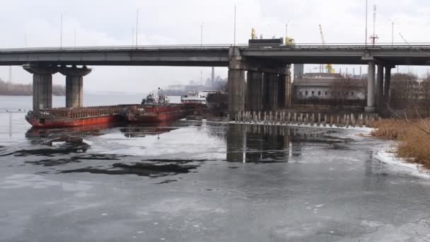 川と橋 橋の下の船だ 氷と船の風景 川のコンクリート橋だ 港と船 — ストック動画