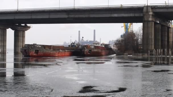 Rivière Pont Les Navires Sous Pont Paysage Avec Glace Navires — Video