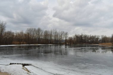 Buz nehirde erir. Donmuş nehir manzarası