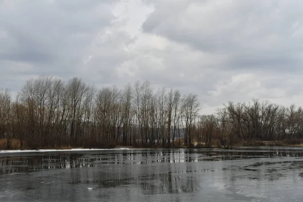 氷は川で溶ける 凍った川の風景 — ストック写真