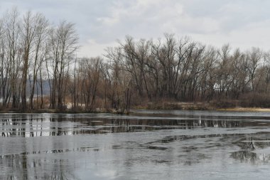 Buz nehirde erir. Donmuş nehir manzarası