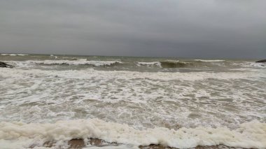 Denizde dalgalar. Deniz köpüğü. Kıyı ve dalgalar. Okyanusta fırtına.