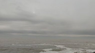 Denizde dalgalar. Deniz köpüğü. Kıyı ve dalgalar. Okyanusta fırtına.