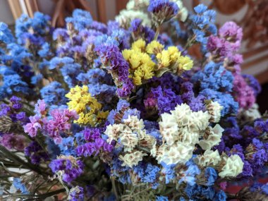 Parlak bir buket çiçek. Kuru renkli çiçekler. Buket stajı. Kermek çiçekleri