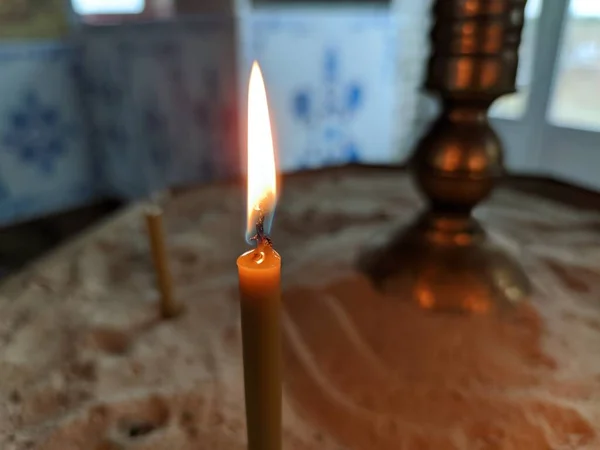 教会のろうそく 火とワックス ろうそくの炎 砂と燭台 — ストック写真