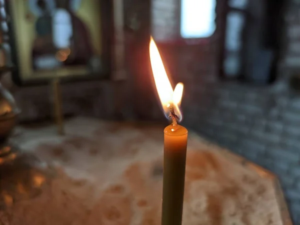 教会のろうそく 火とワックス ろうそくの炎 砂と燭台 — ストック写真