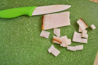 Doğranmış pastırma. Bir parça pastırma ve bıçak. beyaz domuz yağı