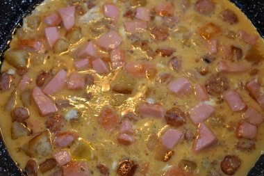 Tavada ev yapımı omlet. Omlet pişiriyorum. Ev yapımı çırpılmış yumurta.