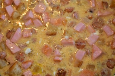 Tavada ev yapımı omlet. Omlet pişiriyorum. Ev yapımı çırpılmış yumurta.