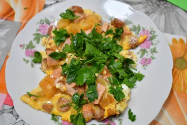 Tabakta ev yapımı omlet. Otlu omlet..