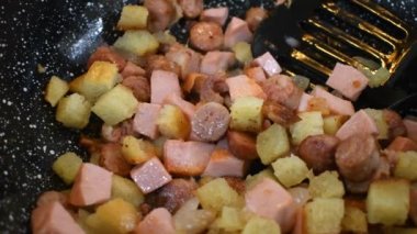 Tavada ev yapımı omlet. Omlet pişiriyorum. Ev yapımı çırpılmış yumurta.
