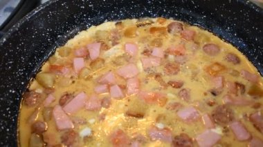 Tavada ev yapımı omlet. Omlet pişiriyorum. Ev yapımı çırpılmış yumurta.