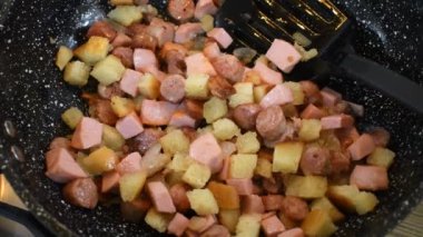 Tavada ev yapımı omlet. Omlet pişiriyorum. Ev yapımı çırpılmış yumurta.