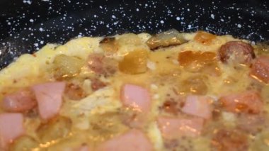 Tavada ev yapımı omlet. Omlet pişiriyorum. Ev yapımı çırpılmış yumurta.