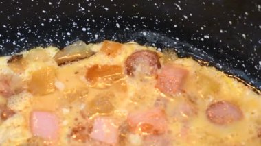 Tavada ev yapımı omlet. Omlet pişiriyorum. Ev yapımı çırpılmış yumurta.