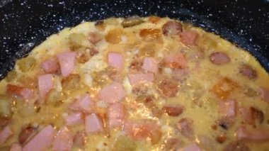 Tavada ev yapımı omlet. Omlet pişiriyorum. Ev yapımı çırpılmış yumurta.