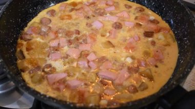 Tavada ev yapımı omlet. Omlet pişiriyorum. Ev yapımı çırpılmış yumurta.