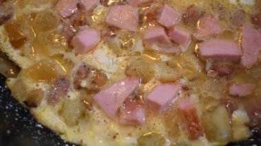 Tavada ev yapımı omlet. Omlet pişiriyorum. Ev yapımı çırpılmış yumurta.