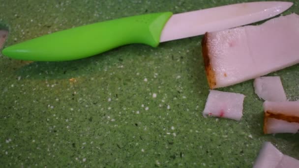 Hackad Bacon Bitar Bacon Och Kniv Vit Ister — Stockvideo