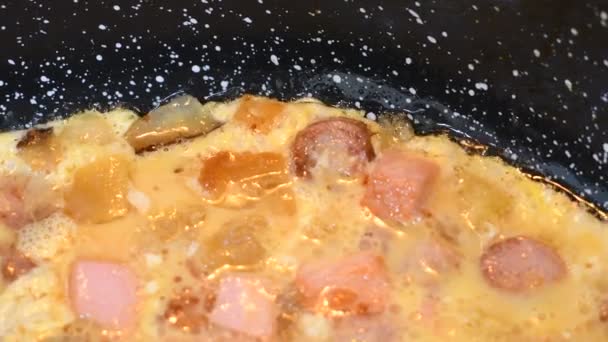 Omelet Buatan Sendiri Dalam Panci Memasak Telur Dadar Telur Orak — Stok Video