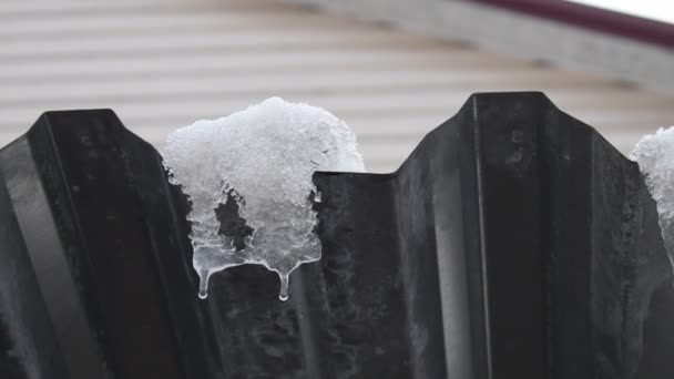 屋顶上的冰柱 冰雪融化了 冰柱滴落 — 图库视频影像