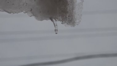 Çatıda buz saçakları var. Kar ve buz erir. Buz saçakları damlıyor. bahar damlaları