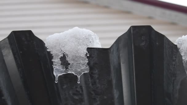 Carámbanos Techo Nieve Hielo Derriten Carámbanos Goteando Gotas Primavera — Vídeo de stock