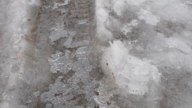 Buzda desen var. Buzlu cam doğal desen yakın çekim. Kış penceresinde buz ve güneş. Pencere yüzeyinde siyah ve beyaz buz deseni var. Tasarım için soyut arkaplan ve doku. Soyut Buz dokusu Kış arkaplanı