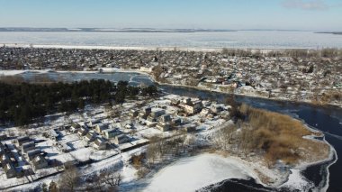 Yukarıdan donmuş göl. Donmuş bir gölün üstünde. Güzel bir doku. Donmuş göl ve kuru bitki örtüsü. Hava görüntüsü. Buz kıran donmuş gölün üzerinden uçmak. Kış mevsiminde hava fotoğrafçılığı.