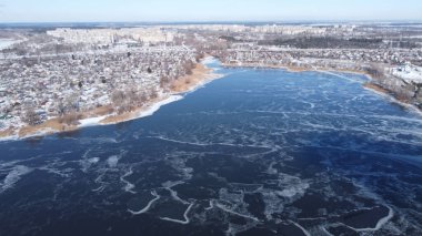 Yukarıdan donmuş göl. Donmuş bir gölün üstünde. Güzel bir doku. Donmuş göl ve kuru bitki örtüsü. Hava görüntüsü. Buz kıran donmuş gölün üzerinden uçmak. Kış mevsiminde hava fotoğrafçılığı.