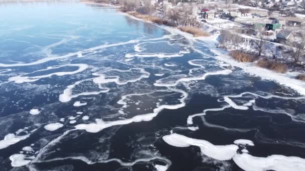 Let Nad Zamrzlým Jezerem Lámající Led Vesnici Litva Letecká Fotografie — Stock video