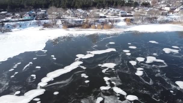 Полет Над Замерзшим Озером Разбивая Лед Сельской Местности Литва Аэрофотосъемка — стоковое видео
