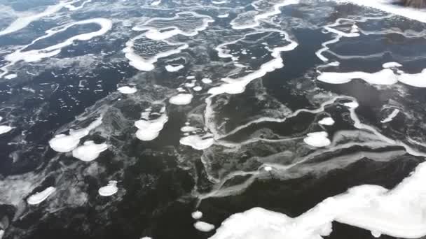 Volo Sul Lago Ghiacciato Rompendo Ghiaccio Nel Villaggio Rurale Lituania — Video Stock