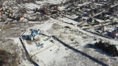 Litvanya 'nın kırsal kesimindeki buz kıran donmuş gölün üzerinden uçmak. Kış mevsiminde hava fotoğrafçılığı. Saillagouse 'daki donmuş gölde yüzen ördekler ve kuğular. Hiç havalanmayan kuşlar