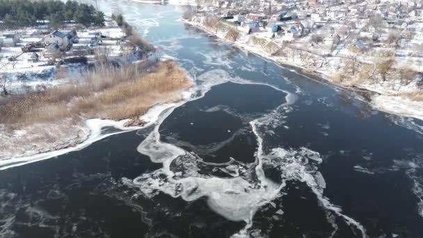 Vuelo Sobre Lago Congelado Rompiendo Hielo Aldea Rural Lituania Fotografía — Vídeos de Stock