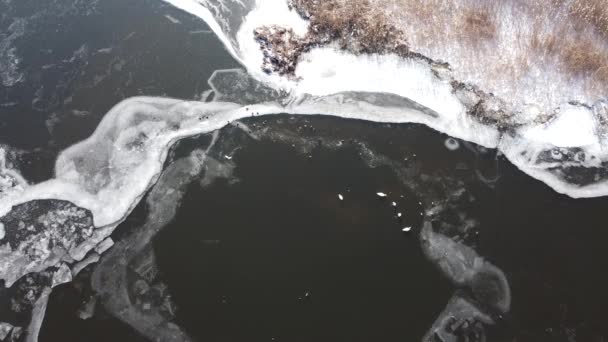 Vuelo Sobre Lago Congelado Rompiendo Hielo Aldea Rural Lituania Fotografía — Vídeo de stock