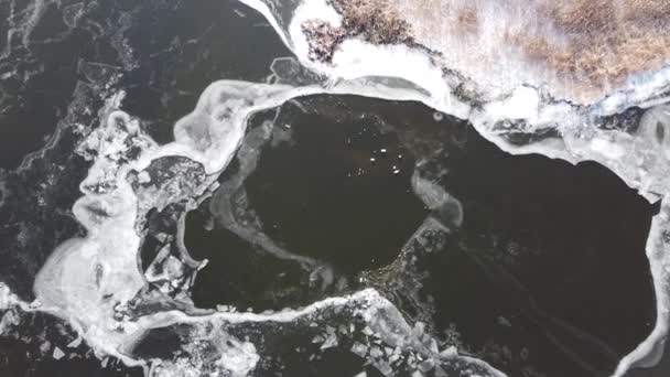 Vuelo Sobre Lago Congelado Rompiendo Hielo Aldea Rural Lituania Fotografía — Vídeos de Stock