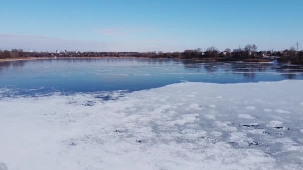 Vuelo Sobre Lago Congelado Rompiendo Hielo Aldea Rural Lituania Fotografía — Vídeo de stock