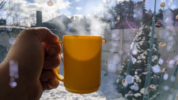 Varm Kopp Kaffe Står Fönsterbrädan Vintern Molnig Dag Bakgrunden Suddig — Stockvideo