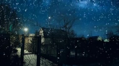 Geceleri güzel kar yağışı. Gece karları düşer ve bir fenerin sıcak ışığıyla aydınlanır ve güzel bir şekilde büyük bir ağacın dallarına düşer. Ağacın dalları arasında kar yağışının görüntüsü
