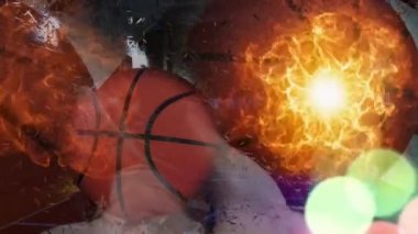 Bir basketbol topu ringe uçuyor. Basketbol topu. Basketbol potası. Basketbol salonunda. Modern basketbol arenasında parlayan ışıklar ve ahşap kortta top hareketi. 
