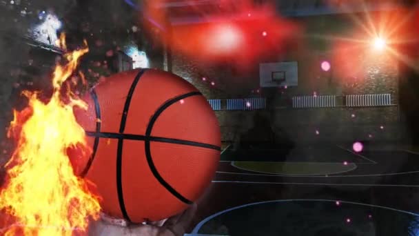 バスケットボールが輪の中に飛び込む バスケットボールボール バスケットボール フープ 体育館のバスケットボールだ 木製のコートに輝く照明とボールの動きを持つモダンなバスケットボールアリーナ — ストック動画