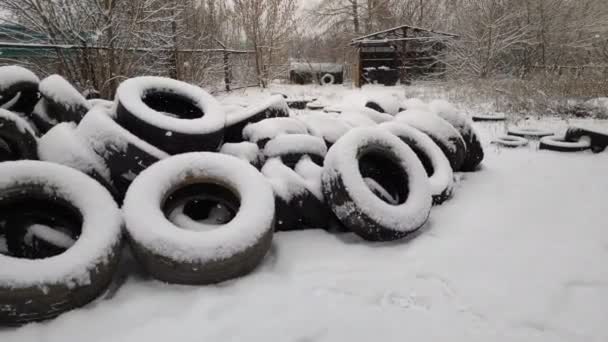 Neumáticos Viejos Nieve Almacén Goma Vieja Muchos Neumáticos Desechados Ruedas — Vídeos de Stock