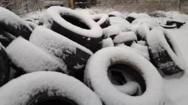 Karda eski lastikler. Eski kauçuk deposu. Bir sürü atılmış lastik var. tekerlekler atıldı