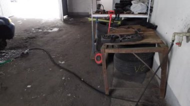Atölyedeki tekerleklerin montajı ya da sökülmesi. Aracın onarımı ve bakımı hizmetinizde. İşçiler, İngiliz anahtarı tekerlek kamyonunu insan kolu 4K ile tamir ediyor. otomatik servis