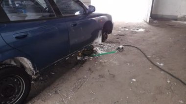 Atölyedeki tekerleklerin montajı ya da sökülmesi. Aracın onarımı ve bakımı hizmetinizde. İşçiler, İngiliz anahtarı tekerlek kamyonunu insan kolu 4K ile tamir ediyor. otomatik servis